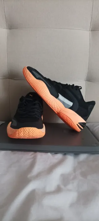 Zapatillas Baloncesto Negras y Naranja