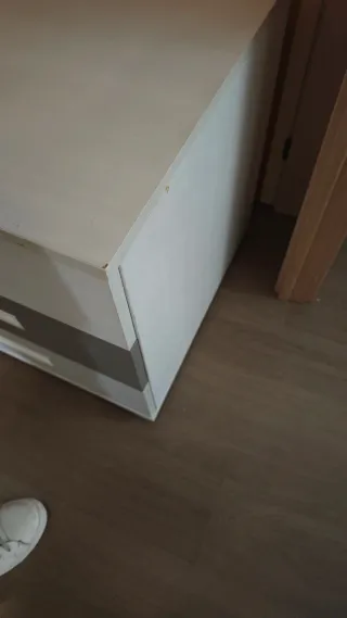 Cajonera de madera blanca y gris