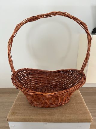 Cesta de mimbre con asa
