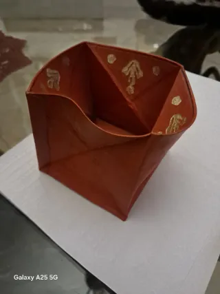 Portamonete in pelle marrone con dettagli oro