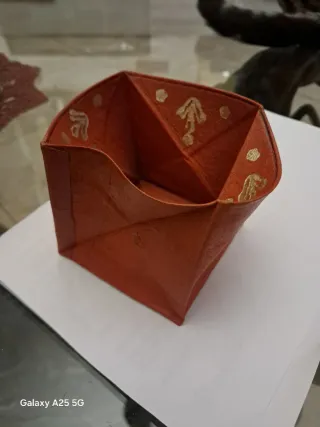 Portamonete in pelle marrone con dettagli oro