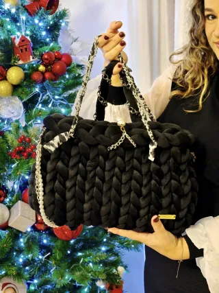 Borsa nera in maglia con tracolla a catena