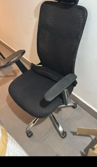 Silla de oficina ergonómica negra