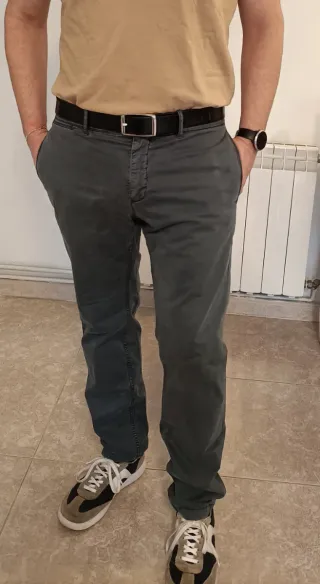 Pantalón chino gris azulado.