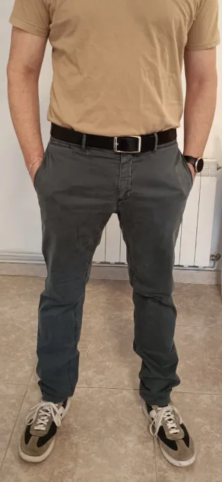 Pantalón chino gris azulado.