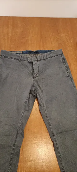 Pantalón chino gris azulado.