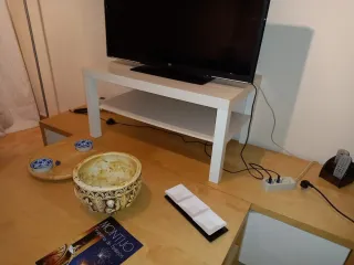 Mesa auxiliar blanca y madera