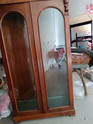 Vitrina de madera y cristal. Las dos algo menos