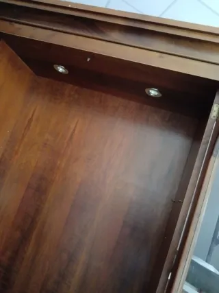 Vitrina de madera y cristal. Las dos algo menos