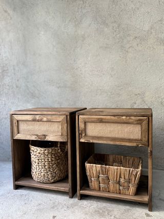 Mesita de noche de madera con cajón