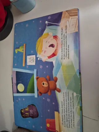 2 libros con linterna