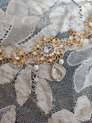 Collar Virgen Dorado Cristales Perlas