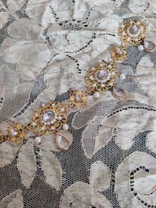 Collar Virgen Dorado Cristales Perlas