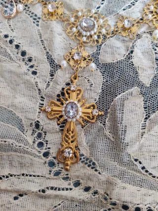 Collar Virgen Dorado Cristales Perlas