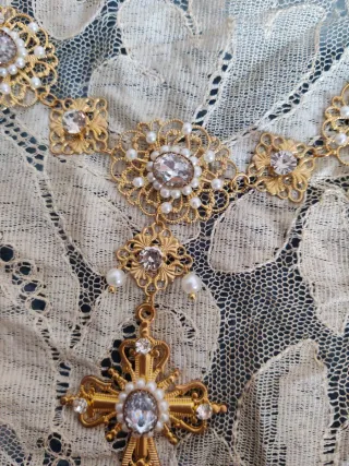 Collar Virgen Dorado Cristales Perlas