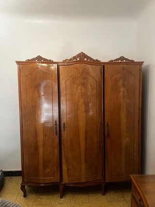 Armario de madera clásico