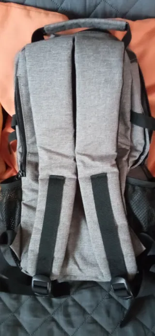 Mochila gris con múltiples departamentos