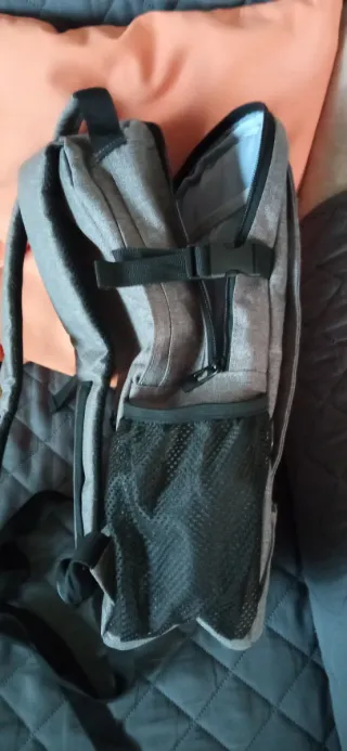 Mochila gris con múltiples departamentos