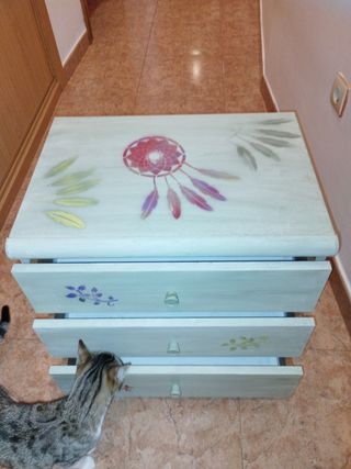 Mesita de noche de madera pintada a mano