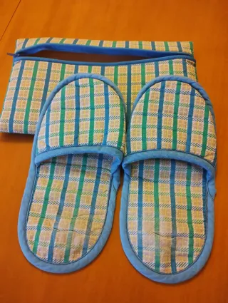 Zapatillas de viaje con neceser