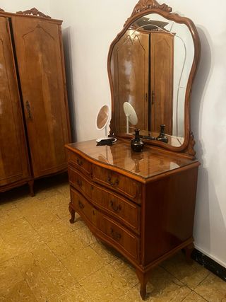 Cómoda de madera con espejo