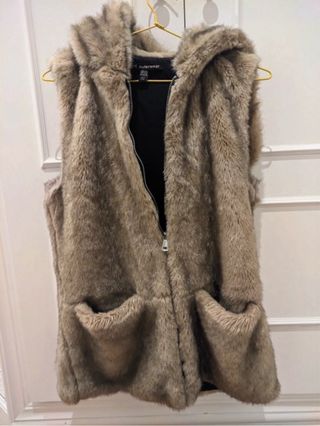 Chaleco Zara con capucha y bolsillos