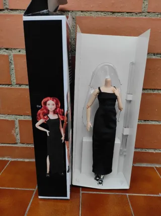 Barbie Basics Muñeca Vestido Negro incompleta