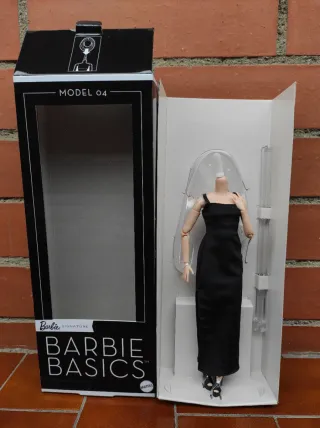 Barbie Basics Muñeca Vestido Negro incompleta