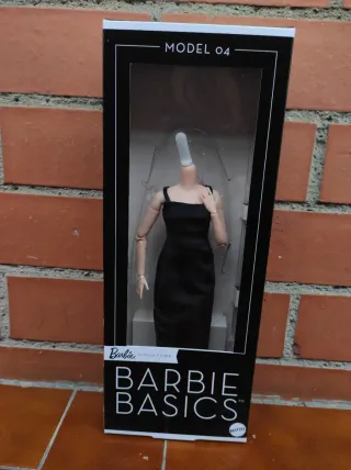Barbie Basics Muñeca Vestido Negro incompleta