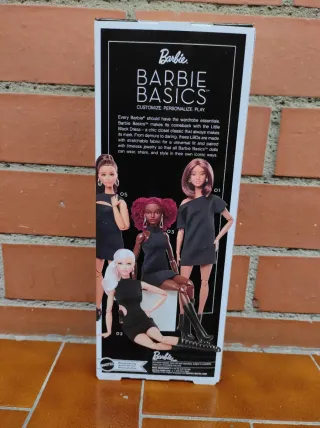 Barbie Basics Muñeca Vestido Negro incompleta