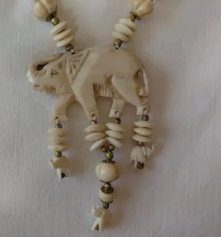 Collana tribale con elefanti
