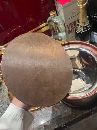 Cubertera de cuero marrón con asa