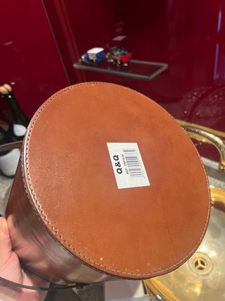 Cubertera de cuero marrón con asa