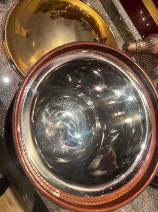 Cubertera de cuero marrón con asa