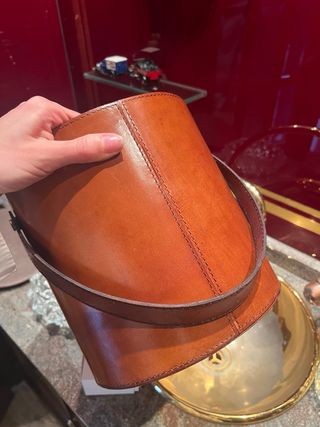 Cubertera de cuero marrón con asa