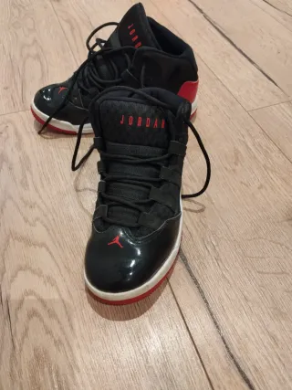 Zapatillas Jordan Negras y Rojas