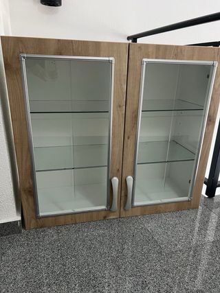 Mueble de cocina con puertas de cristal