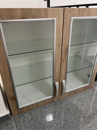 Mueble de cocina con puertas de cristal