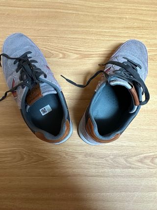 Tenis Munich grises con detalle rojo