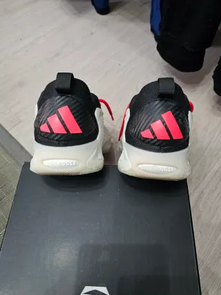 Zapatillas Baloncesto Niño Gris, Blancas y Rojas