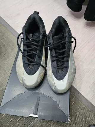 Zapatillas Baloncesto Niño Gris, Blancas y Rojas