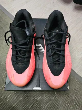 Zapatillas Baloncesto Niño Gris, Blancas y Rojas