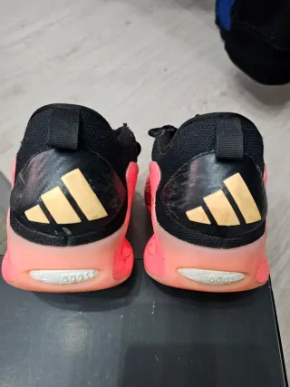 Zapatillas Baloncesto Niño Gris, Blancas y Rojas