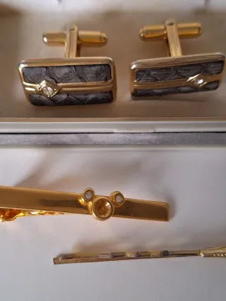 Gemelos y pasador de corbata dorados