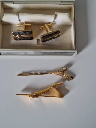 Gemelos y pasador de corbata dorados