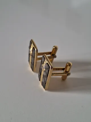 Gemelos y pasador de corbata dorados