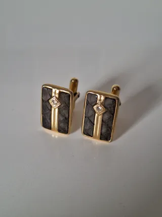 Gemelos y pasador de corbata dorados