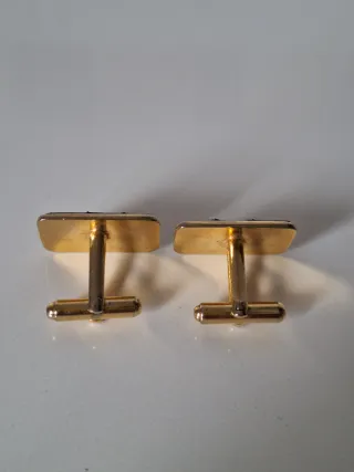 Gemelos y pasador de corbata dorados