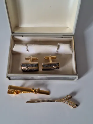 Gemelos y pasador de corbata dorados