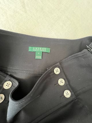 Falda negra de talle alto con botones